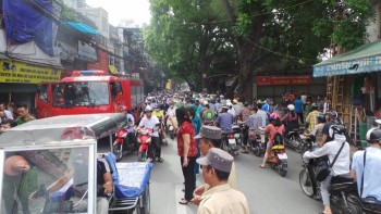 Hà Nội: Cháy nhà trên phố Đê La Thành