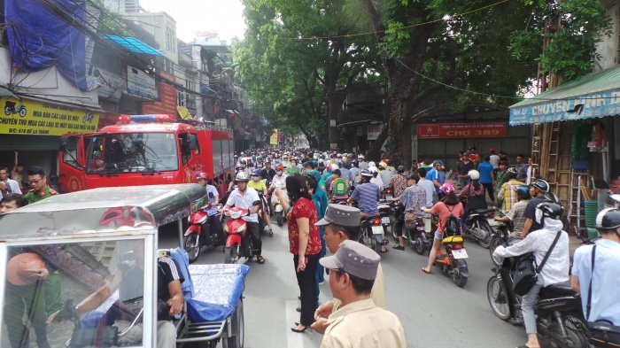 ha noi chay nha tren pho de la thanh