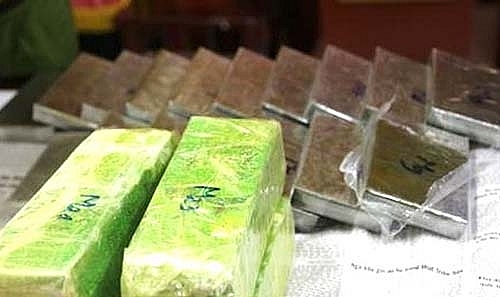 Cảnh sát nổ súng bắn thủng lốp xe bán tải chở 19 bánh heroin