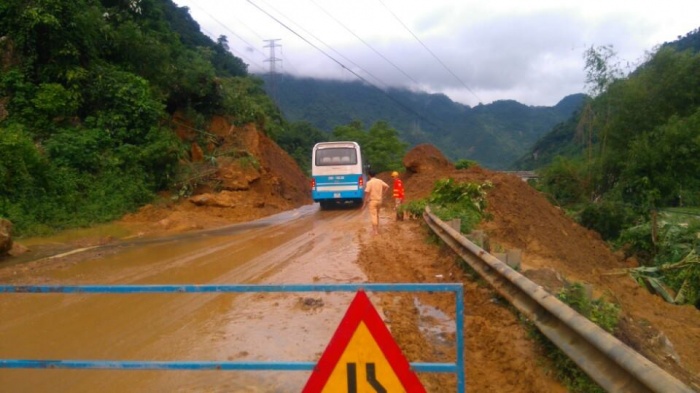 hoa binh thong xe quoc lo 6 sau nua ngay bi sat lo dat