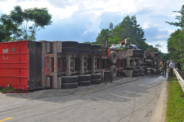 container dau dau hai tai xe tu vong