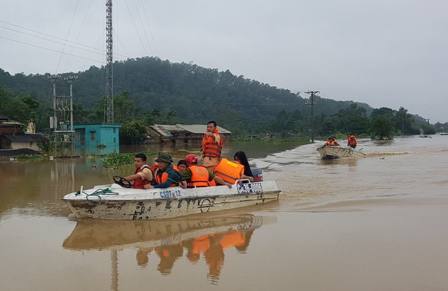 cong an giup dan dua thi hai nguoi chet vuot lu len bo mai tang