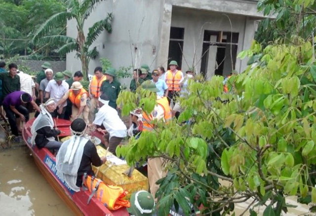 cong an giup dan dua thi hai nguoi chet vuot lu len bo mai tang