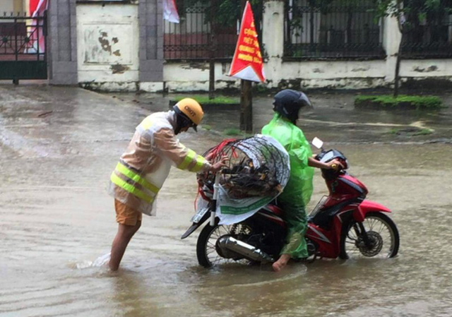 cong an giup dan dua thi hai nguoi chet vuot lu len bo mai tang