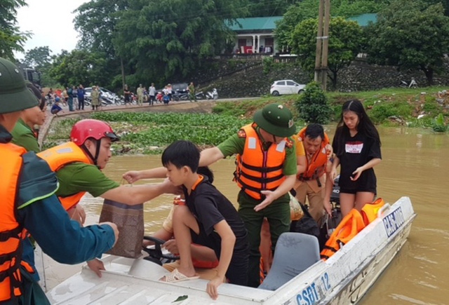 cong an giup dan dua thi hai nguoi chet vuot lu len bo mai tang