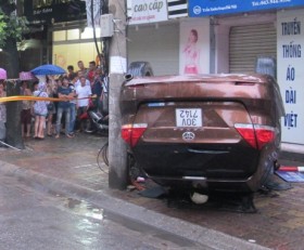 Xế hộp gây tai nạn liên hoàn rồi... lật ngửa