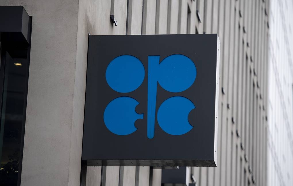 Giá dầu tăng gần 4% khi OPEC+ có thể cắt giảm sản lượng, thắt chặt nguồn cung