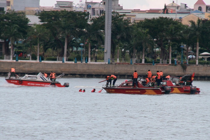 150 nguoi 14 phuong tien cuu nan tau chim tren song han