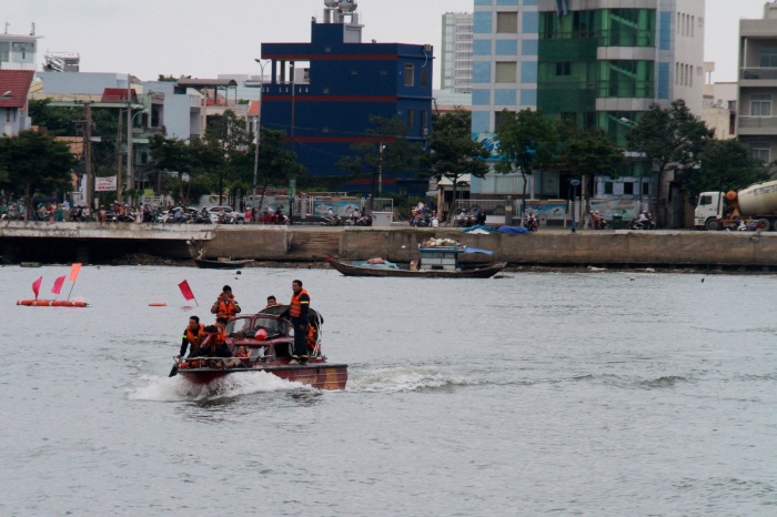 150 nguoi 14 phuong tien cuu nan tau chim tren song han