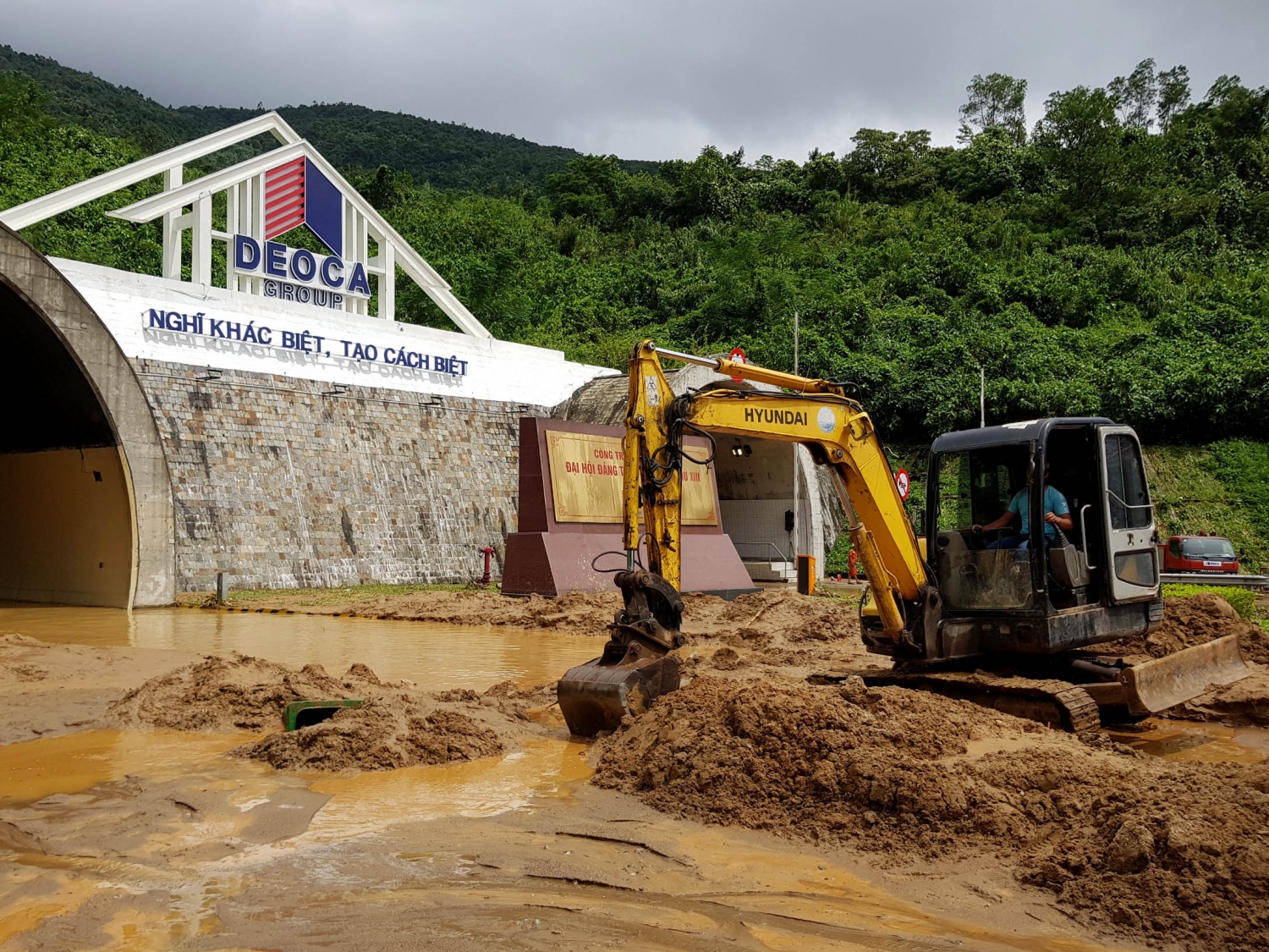 Hàng chục ngàn m3 đất đá làm ách tắc giao thông qua hầm Hải Vân