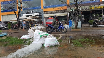 Hút nước "cứu" hàng trăm xe máy, ô tô dưới hầm chung cư