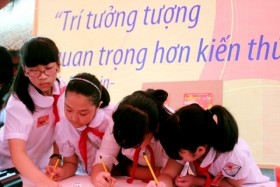 300 triệu cuốn sách/năm: Trẻ em Việt gánh sách cho người lớn?
