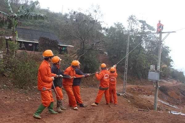 3700 ho dan cac xa ban vung sau vung xa son la duoc su dung dien luoi quoc gia