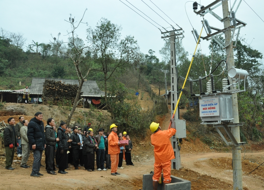 3700 ho dan cac xa ban vung sau vung xa son la duoc su dung dien luoi quoc gia