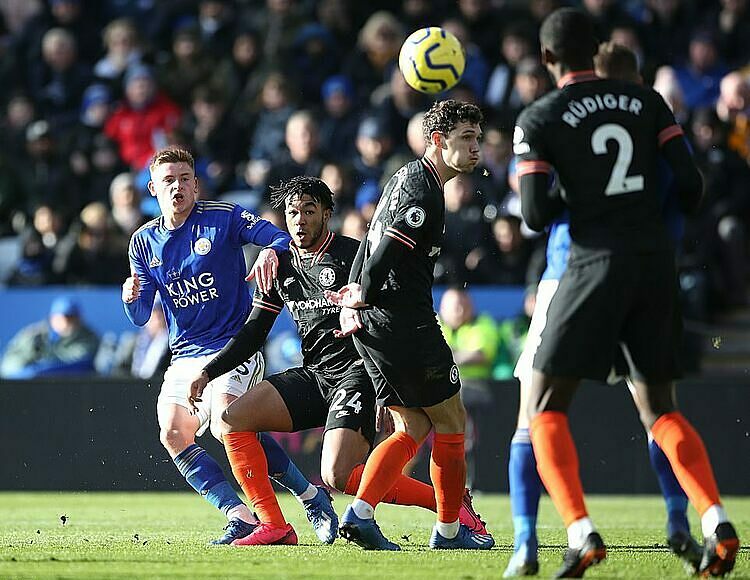 Chelsea thoát thua Leicester