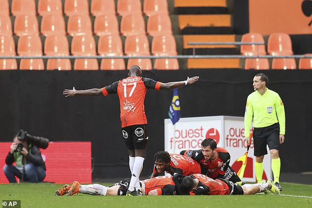 Neymar lập cú đúp, PSG vẫn thua sốc đội gần bét bảng Lorient - 1