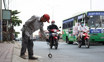 Người đàn ông "nghiện" nhặt đinh