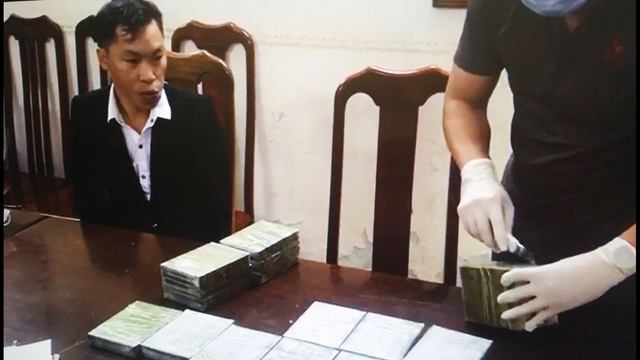 khoi to nhom doi tuong van chuyen mua ban 20 banh heroin xuyen quoc gia