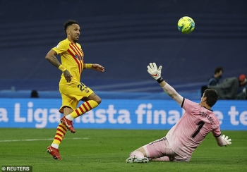 Barcelona thắng đậm Real Madrid 4-0 tại Bernabeu