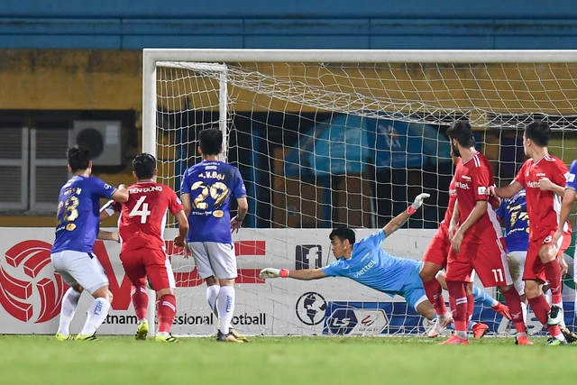 CLB Hà Nội 0-1 CLB Viettel: Trọng Hoàng ghi bàn, Quang Hải kém duyên - 19