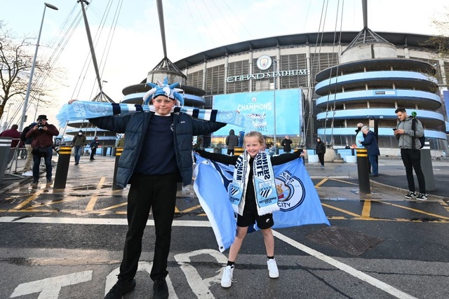 Cổ động viên đổ về Etihad ăn mừng Man City vô địch Premier League - 3