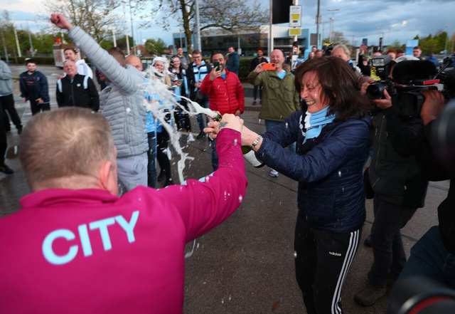 Cổ động viên đổ về Etihad ăn mừng Man City vô địch Premier League - 14