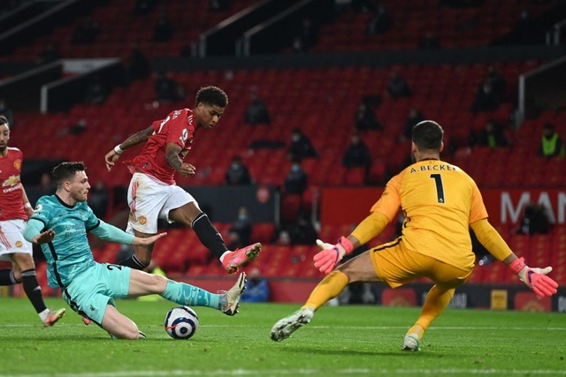 Man Utd 2-4 Liverpool: The Kop đánh sập Old Trafford - 6