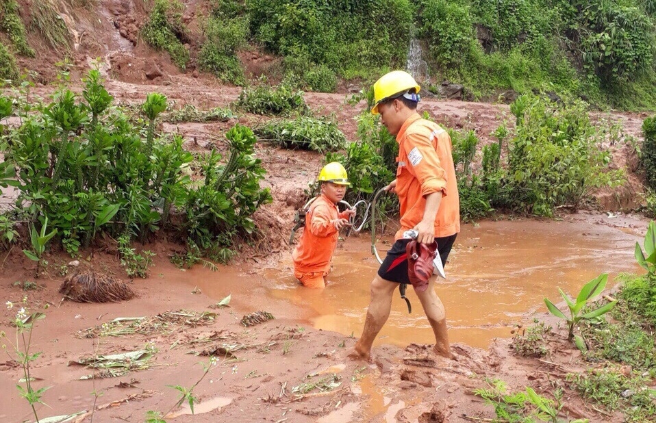 luoi dien mien bac bi anh huong lon do mua lu