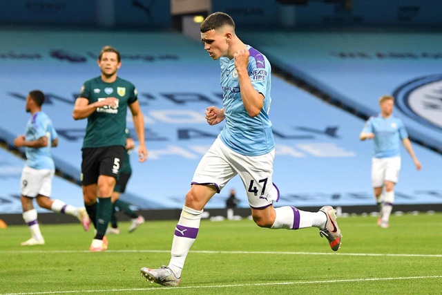 Vùi dập Burnley, Man City tiếp tục bám đuổi Liverpool