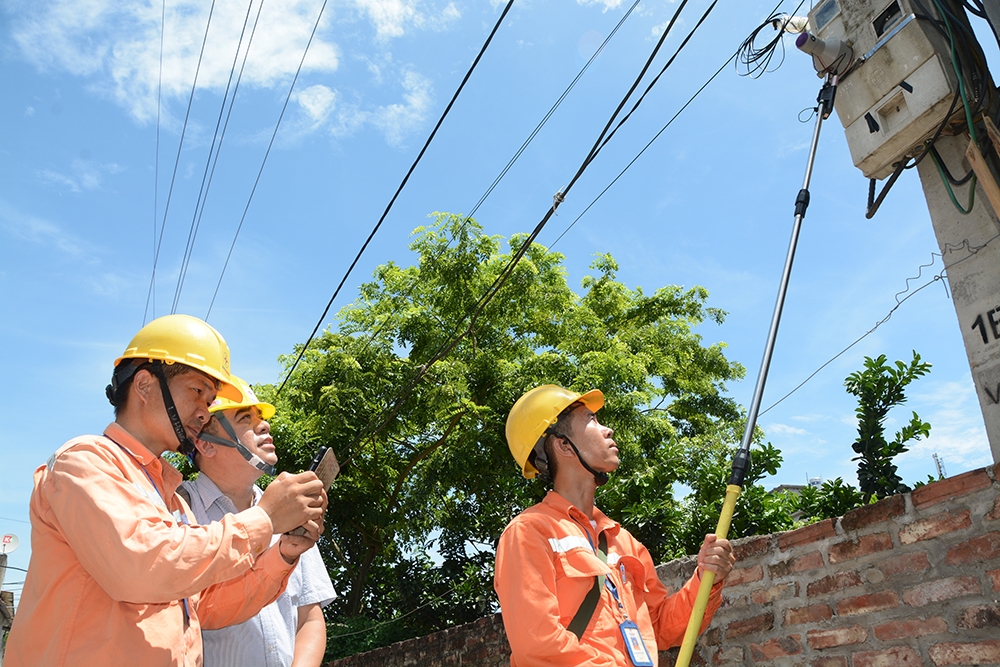 Kiểm tra công tác ghi chỉ số, lập hoá đơn tiền điện và giải quyết kiến nghị của khách hàng tại Hà Nội