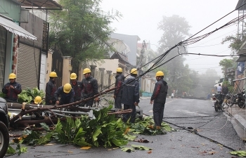 Nhọc nhằn thợ điện!