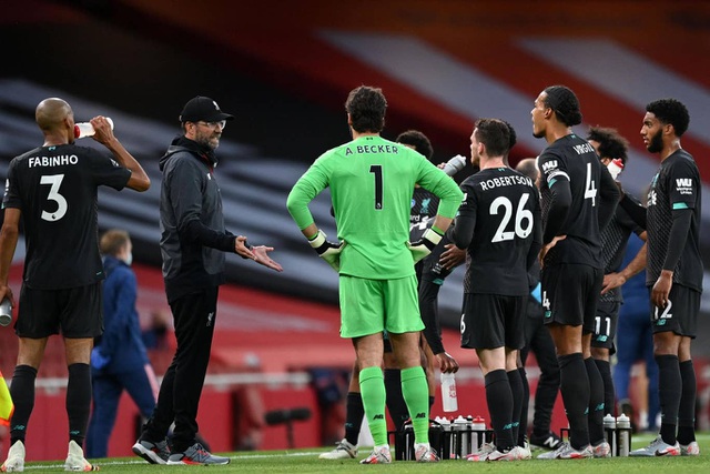 Arsenal 2-1 Liverpool: Sai lầm của Van Dijk, Alisson