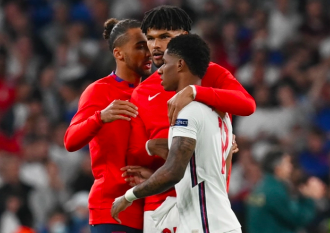 Người Anh rơi lệ sau thất bại ngay tại thánh địa Wembley - 1