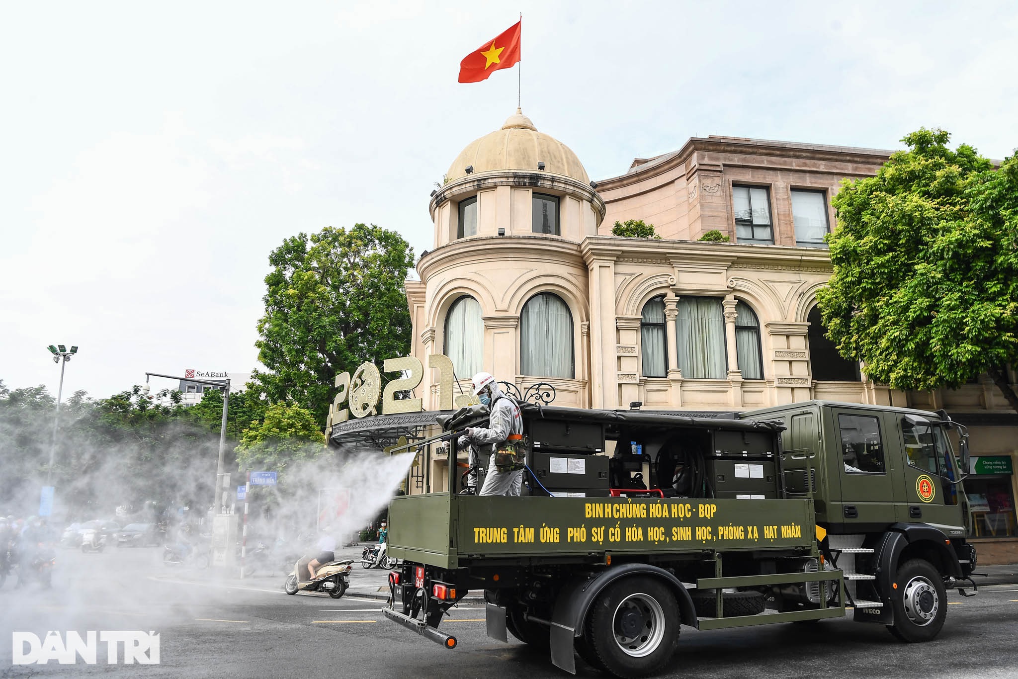 Đoàn xe đặc chủng phun khử khuẩn nhiều tuyến phố trung tâm Hà Nội - 2