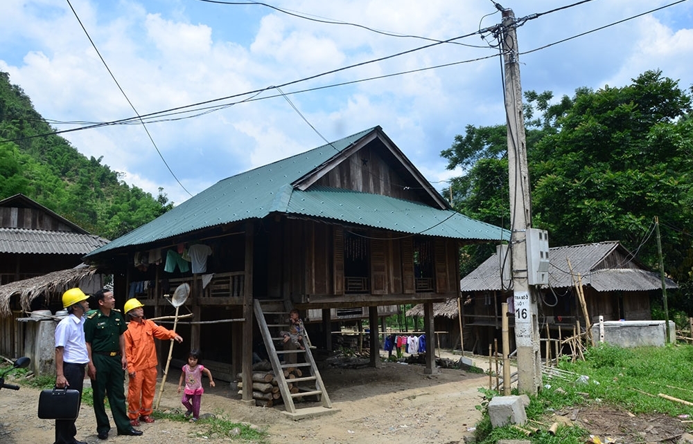 Vùng biên Việt - Lào: Nghĩa tình quân - dân - thợ điện