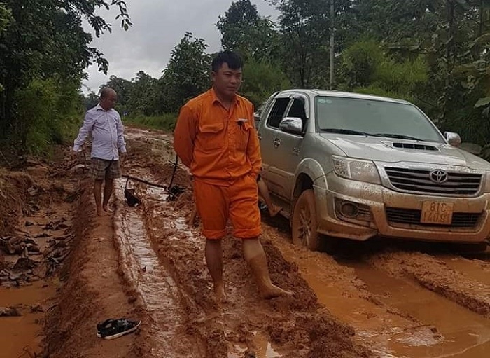 Đường đến điểm thu tiền – nỗi ám ảnh mùa mưa