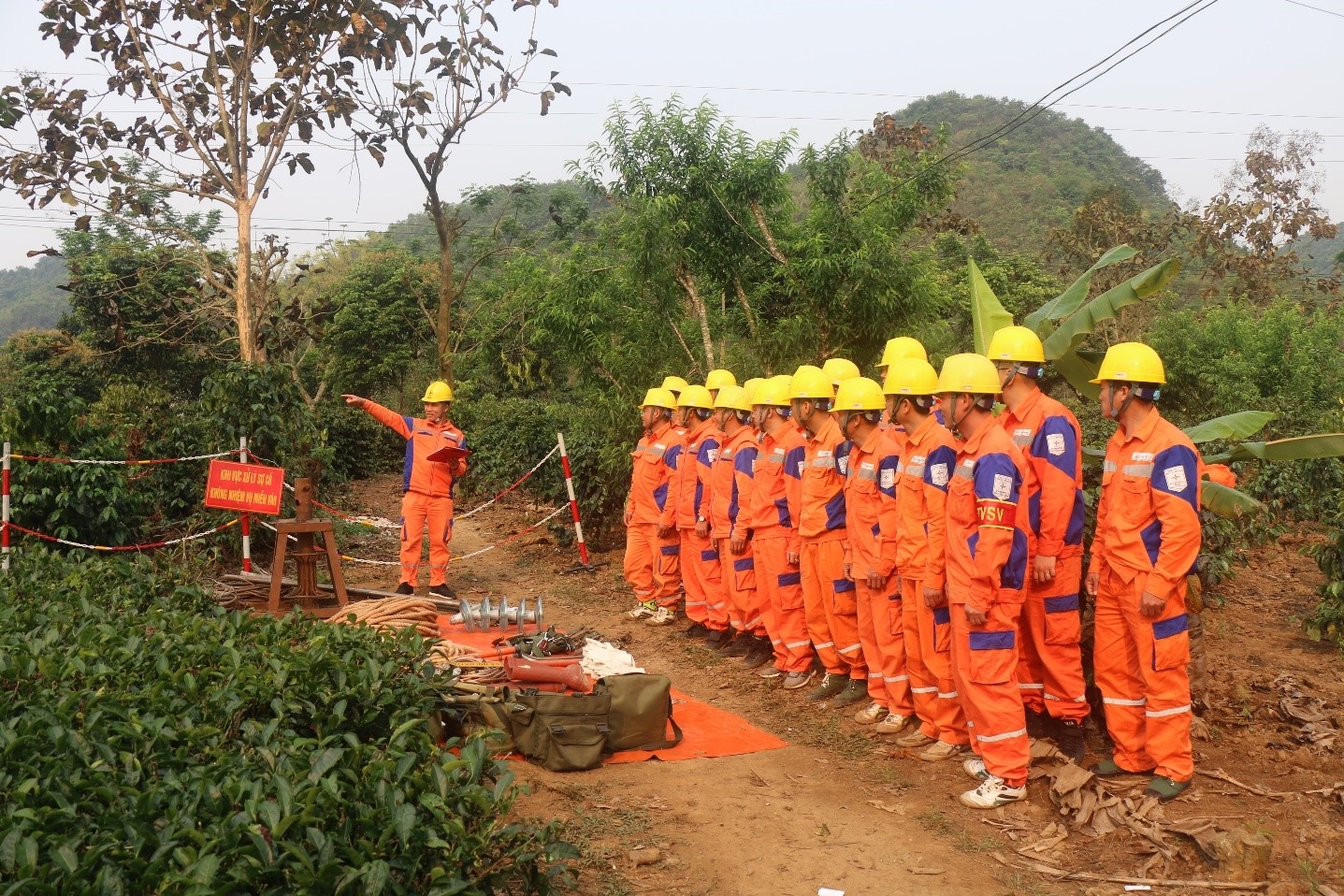 Người công nhân áo cam tâm huyết trong công việc