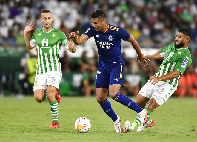 Real Madrid đánh bại Real Betis sau trận cầu mưa thẻ vàng - 2