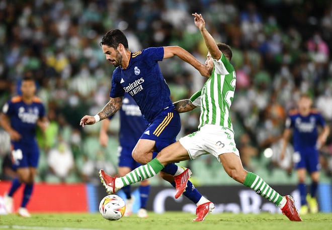 Real Madrid đánh bại Real Betis sau trận cầu mưa thẻ vàng - 1