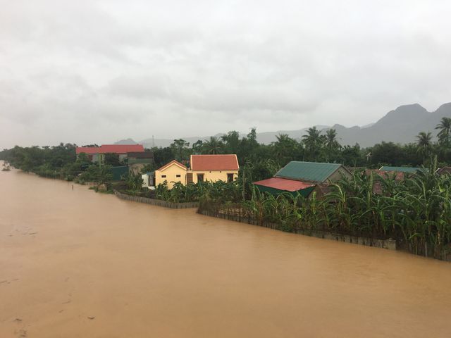 Đi thị sát vùng lũ, Phó Chủ tịch huyện cùng nhiều cán bộ bị lật thuyền trôi gần 1km