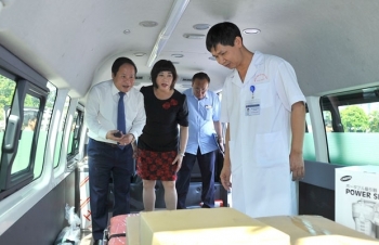 Bệnh viện Đa khoa tỉnh Lai Châu nhận bàn giao xe ô tô cứu thương hiện đại