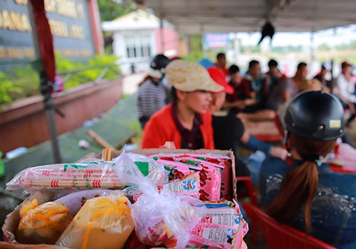 Hàng trăm người dân Đà Nẵng lại vây nhà máy thép ô nhiễm