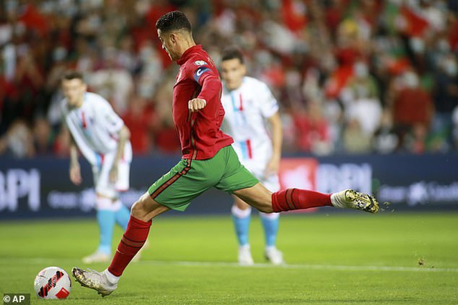 Ronaldo tỏa sáng giúp Bồ Đào Nha thắng đậm, Anh hòa thất vọng Hungary - 1