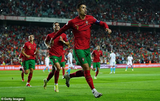 Ronaldo tỏa sáng giúp Bồ Đào Nha thắng đậm, Anh hòa thất vọng Hungary - 4