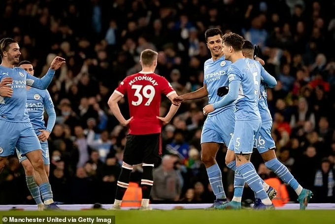 HLV Erik Ten Hag báo tin mừng trước trận derby thành Manchester - 1