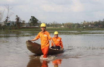 Chuyện những người thợ điện trong mùa lụt, bão