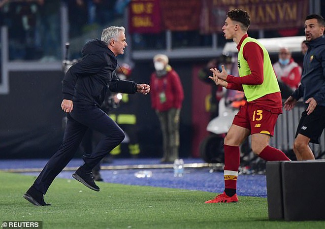 Ibrahimovic nã đại bác, AC Milan hạ gục AS Roma của Mourinho - 3