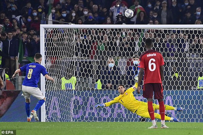 Harry Kane lập hattrick giúp Anh thắng đậm, Italia hòa thất vọng Thụy Sỹ - 10