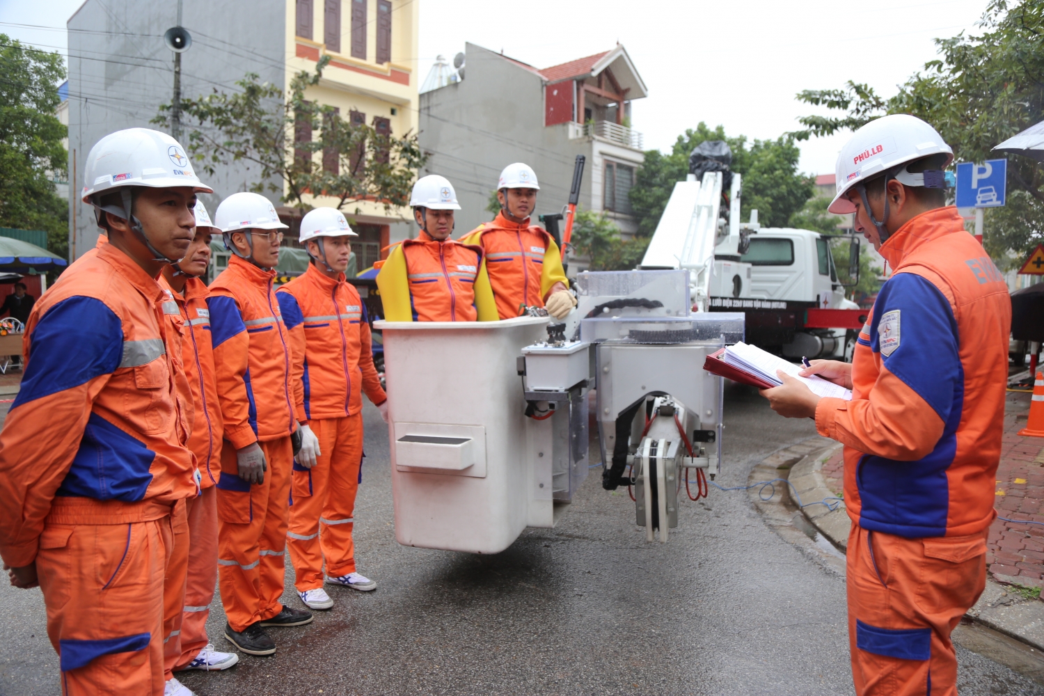 evnnpc chinh thuc trien khai sua chua dien hotline tren luoi 22kv