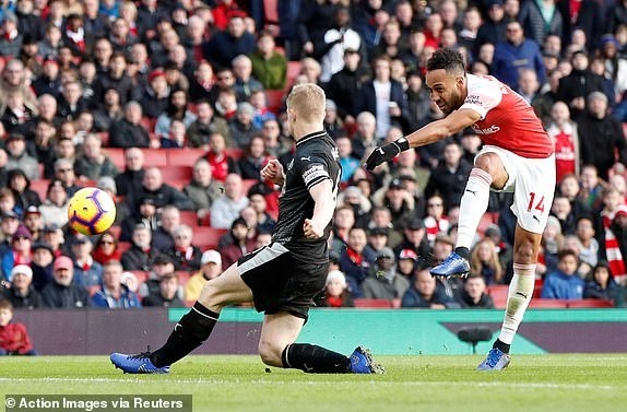 truc tiep arsenal 1 1 burnley cu dup cua aubameyang va dau an cua ozil